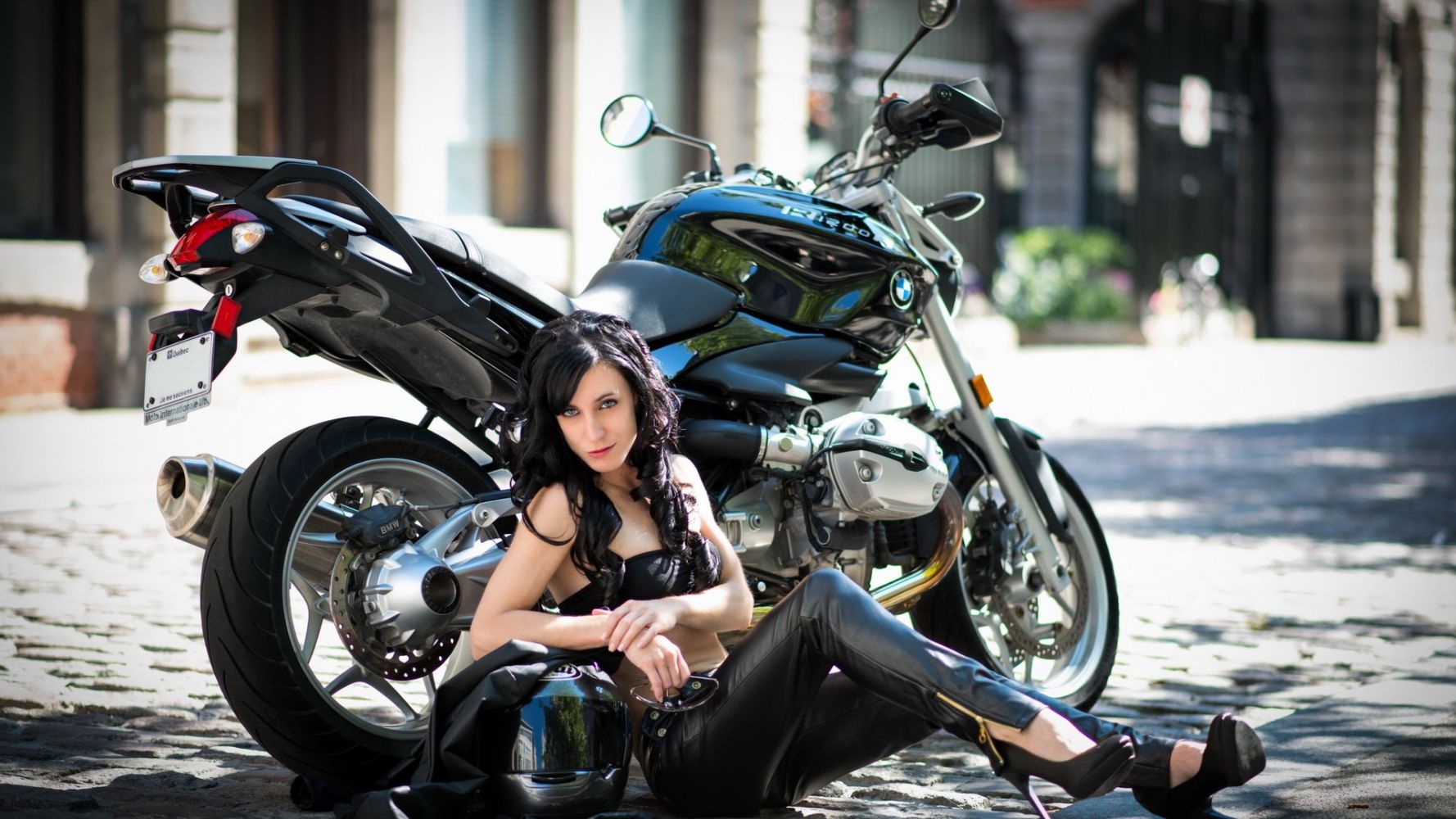 Fresh photos, fresh mood — European women on bikes online in Hong Kong