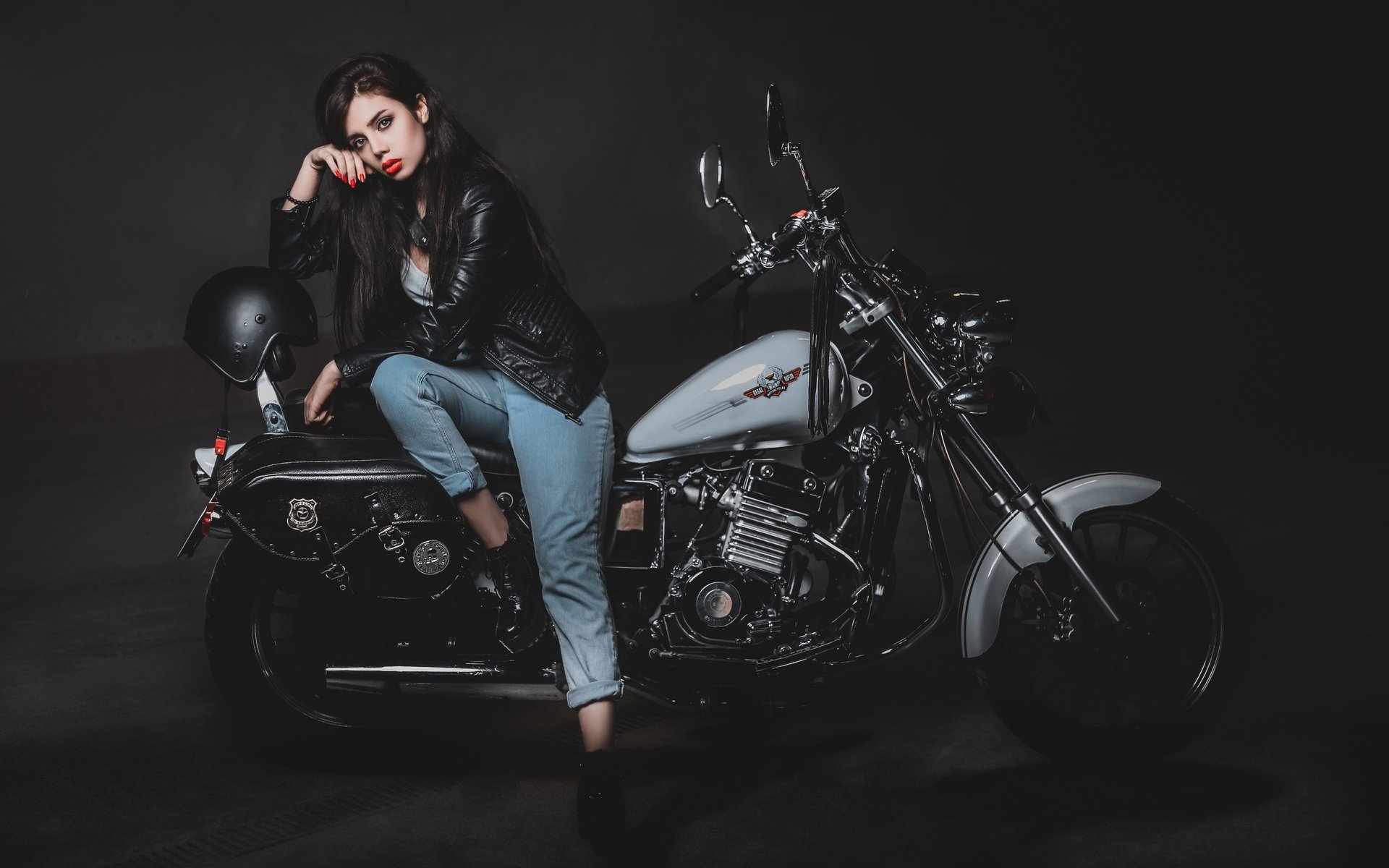 Biker girls: style and drive brings the glow — live moments in Hong Kong