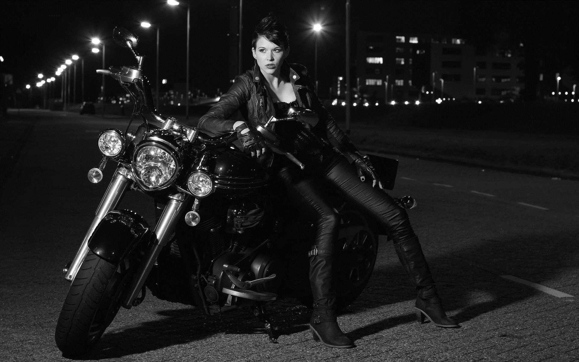 Photo Beautiful girls and motorcycles in Hong Kong
